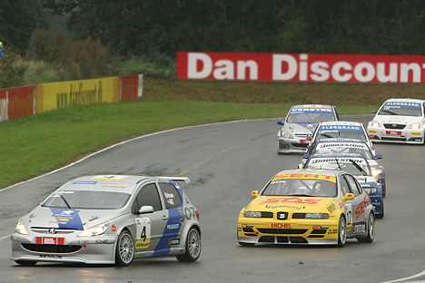 Jens Edman har lagt sig i spidsen i hans Peugeot racer.
(Foto: Motorsporten.dk)